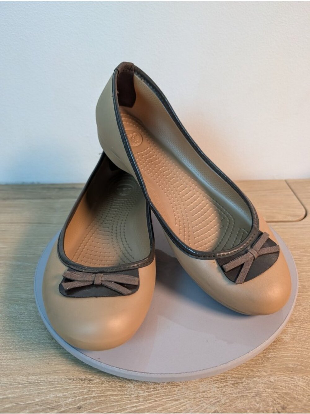 Women's Tan Brown CROCS Lily Bow Slip On Rubber Platform Flats Sz 10